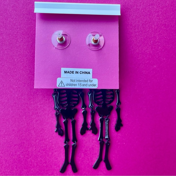 🖤 NWT Betsey Johnson Long Skeleton Earrings - Glow in the Dark Halloween 🖤 - Picture 2 of 2